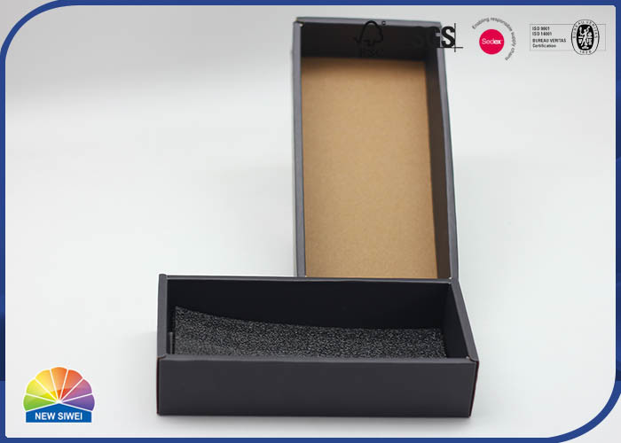 E Flute 검정 물결 모양 우송자 상자 광택이 없는 박판 Customzied 크기 및 로고