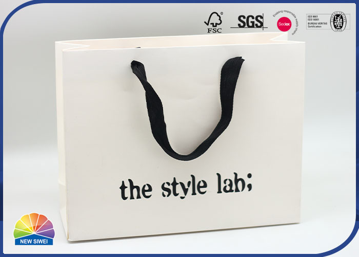 Big 200gsm Coated Paper Gift Bag Matte Lamination With Handle Luxury Product